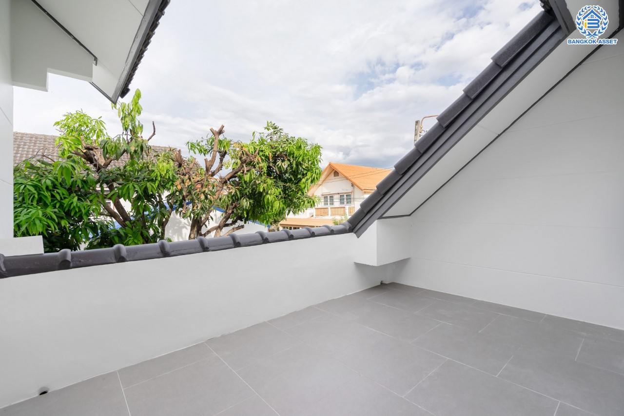 บ้านมือสองตกแต่งใหม่ ม.กฤษดานคร16-17 บรมราชชนนี-พุทธมณฑลสาย3 เนื้อที่ 60 ตร.ว. ฟังก์ชัน 4 ห้องนอน 3 ห้องน้ำ 1 ห้องอเนกประสงค์ จอดรถได้ 2 คัน บนทำเลศักยภาพ เชื่อมต่อเมืองอย่างรวดเร็ว ใกล้ทางคู่ขนานลอยฟ้าบรมราชชนนี ม.มหิดล เซ็นทรัลศาลายา และทางด่วน ฯลฯ...